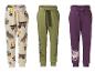 Drie kinderjoggingbroeken: een beige met vrachtwagenmotieven, een kaki met vlekken en een paarse met een eenhoorn.
