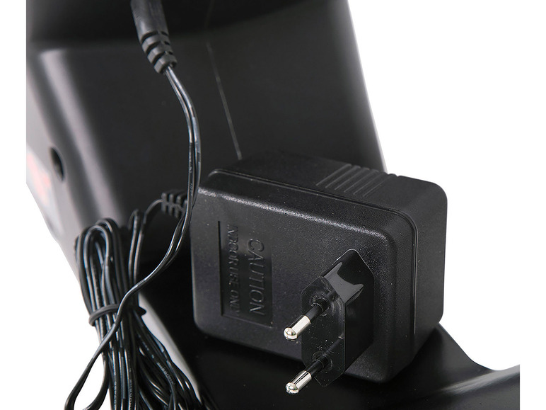 Een zwarte adapter met kabel voor het opladen van een apparaat.