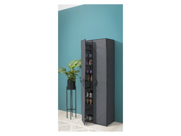 Grijze stoffen schoenenkast met meerdere paar schoenen.