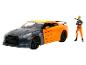 Een oranje Nissan GT-R speelgoedauto met Naruto figuur.