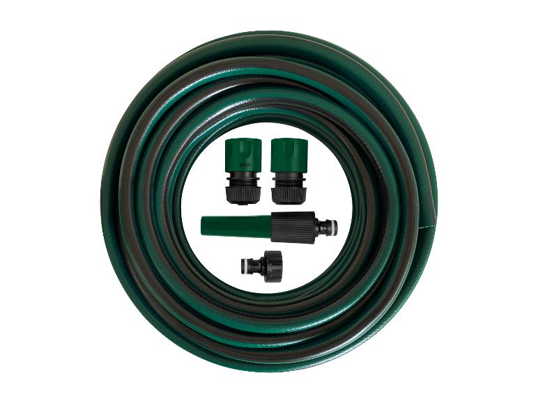 Groene tuinslang, koppelingen en sproeikop.