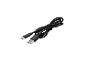 Zwarte USB-kabel met USB-A en USB-C connectoren, netjes opgerold.