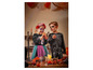 Twee kinderen in skeletkostuums vieren Halloween met pompoenen en kaarsen.