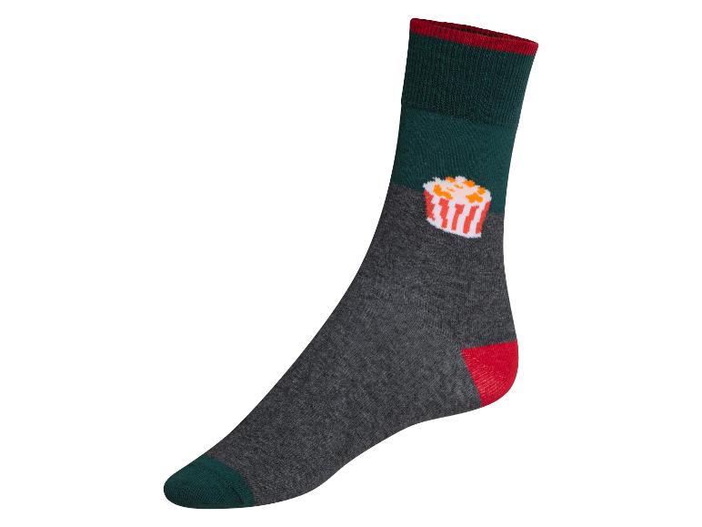 Een grijze sok met een popcorn-print en rode en groene accenten.