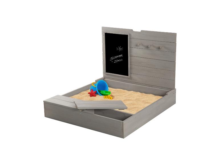 Grijze houten zandbak met geïntegreerde bank en schoolbord.