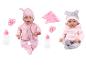 Twee babypoppen in roze kleding met flesjes en fopspenen.