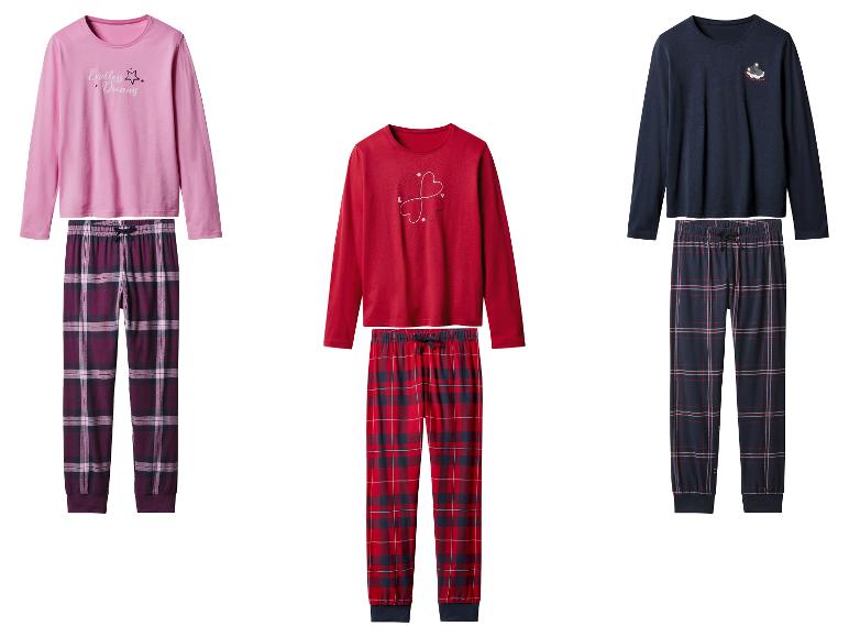 Drie pyjamasets: roze met geruite broek, rood met geruite broek en marineblauw met geruite broek.