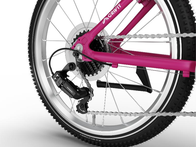 Achterwiel van een roze kinderfiets met derailleur en ketting.
