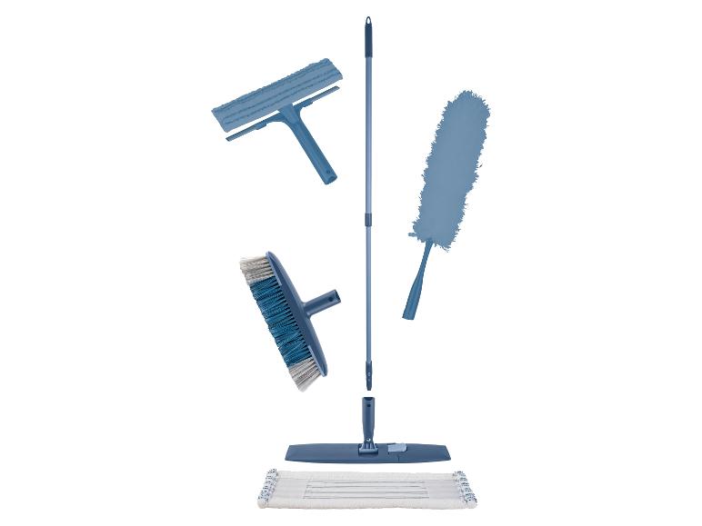 Een set blauwe schoonmaakartikelen, waaronder een dweil, raamwisser, borstel en plumeau.