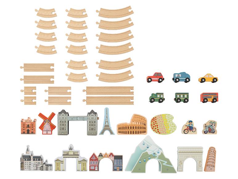 Een houten speelgoedtreinset met rails, voertuigen en beroemde bezienswaardigheden.