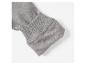 Detail van een grijze trui met een geribbelde boord.