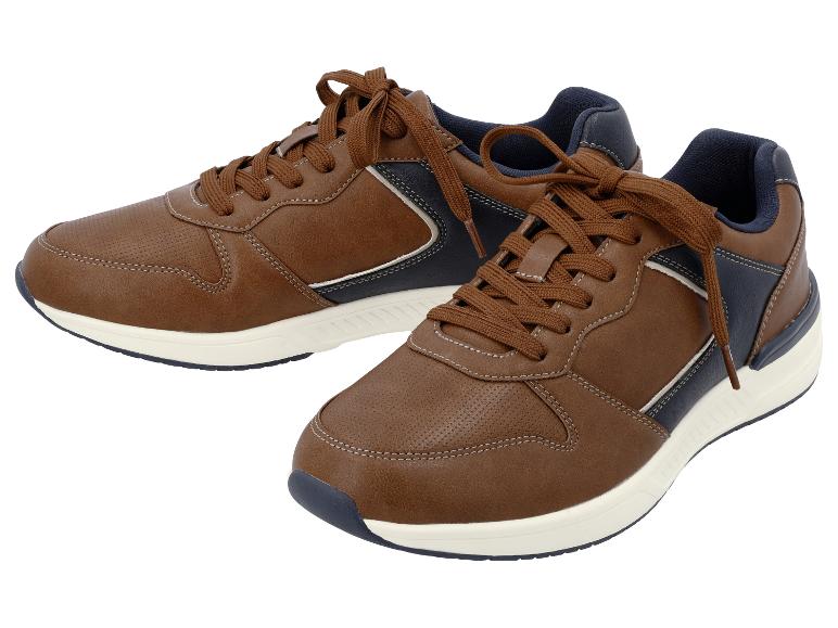 Paar herensneakers in bruin en marineblauw met witte zolen