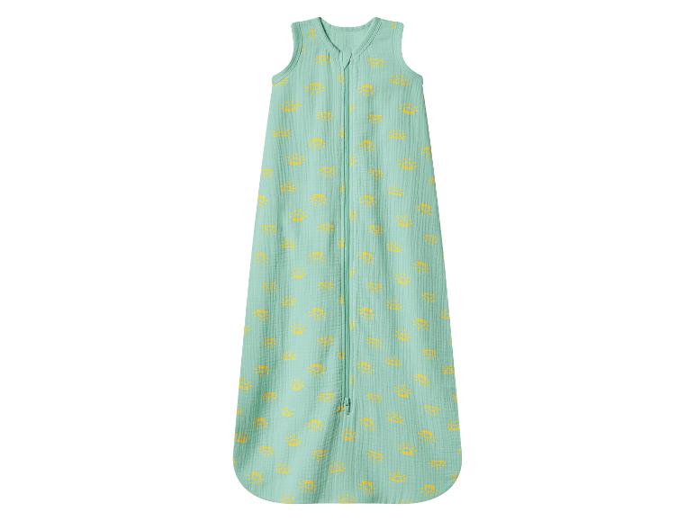 Mintgroene babyslaapzak met gele zonnepatronen en een ritssluiting aan de voorkant.