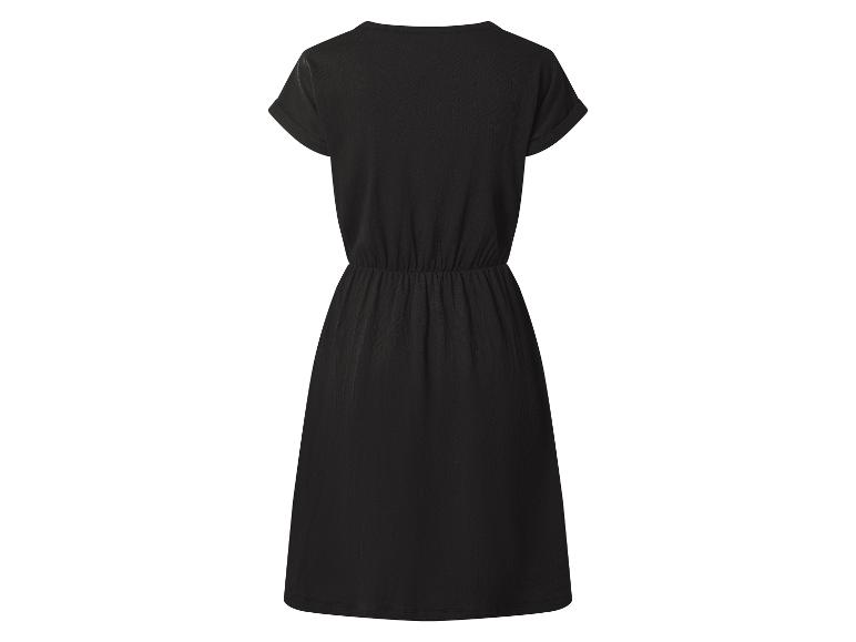 Zwarte casual zomerjurk met elastische taille en korte mouwen.