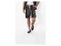 Zwarte gestreepte shorts en sneakers: casual zomerlook.