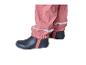 Roze regenbroek met reflectoren en donkerblauwe regenlaarzen.