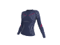 Donkerblauw sportshirt met lange mouwen met rode en lichtgrijze geometrische patronen.