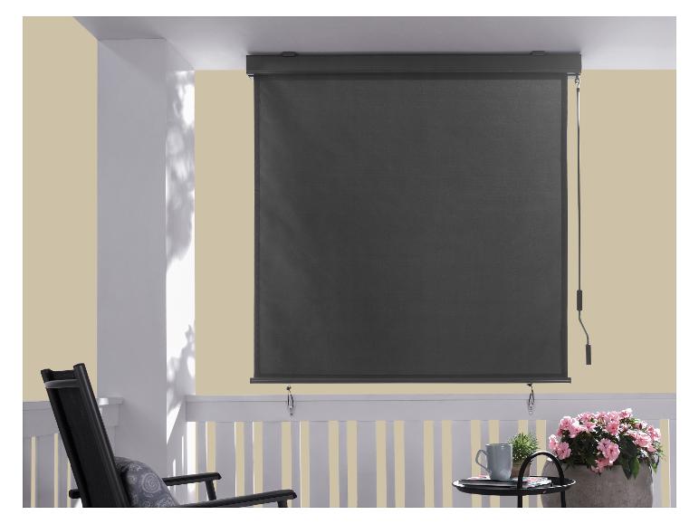 Donkergrijs buitenrolgordijn op een terras met schommelstoel en planten.