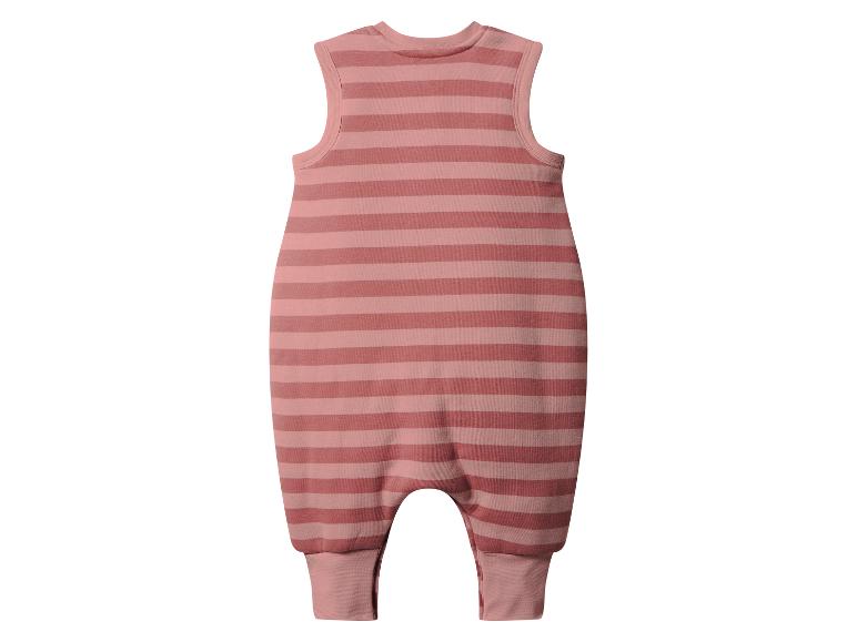 Roze en witte gestreepte baby romper.