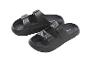 Twee zwarte sandalen met twee bandjes en gespen, liggend op een witte achtergrond.
