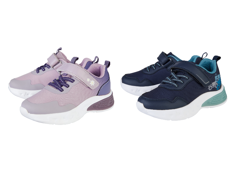 Kindersneakers: lila voor meisjes en donkerblauw voor jongens.