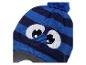 Blauw gestreepte gebreide muts met een lachend gezicht en een pompon.