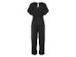 Een zwarte jumpsuit met korte mouwen en een ceintuur.