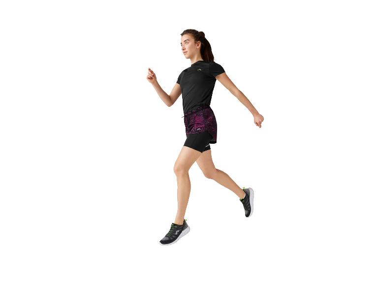 Vrouw in sportkleding aan het rennen.