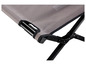 Detail van een grijze campingstoel met zwart frame.