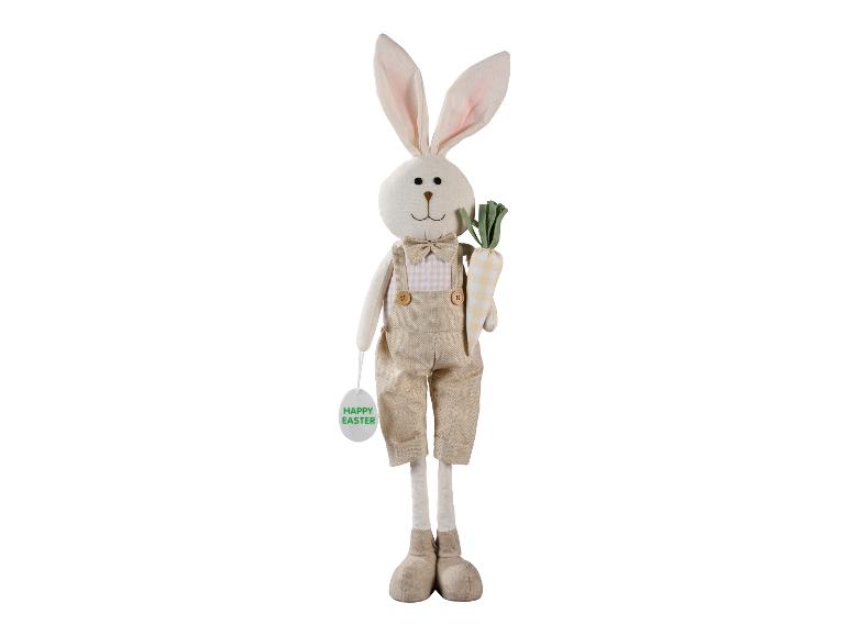 Stoffen paashaas met wortel en een 'Happy Easter'-bordje.
