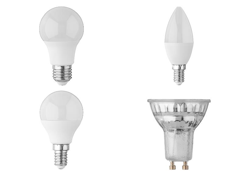 Vier verschillende LED-lampen: twee standaard, één kaarsvormig en één spot.