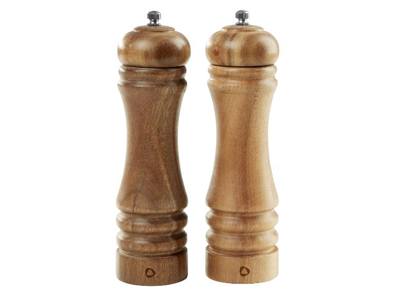 Twee houten pepermolens.