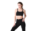 Vrouw in zwarte sportbeha en legging