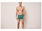 Man in groene boxershorts met polospelerprint.