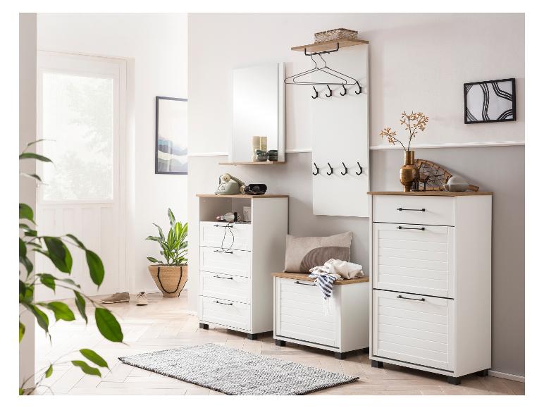 Hal met wit en houten meubilair, spiegel, kapstok en schoenenkasten.