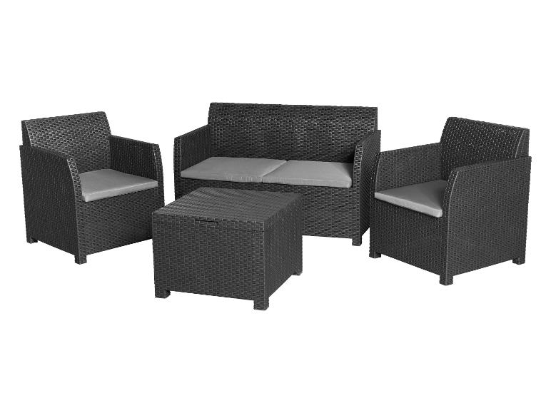 Een zwarte wicker loungeset met twee fauteuils, een loveseat en een salontafel.