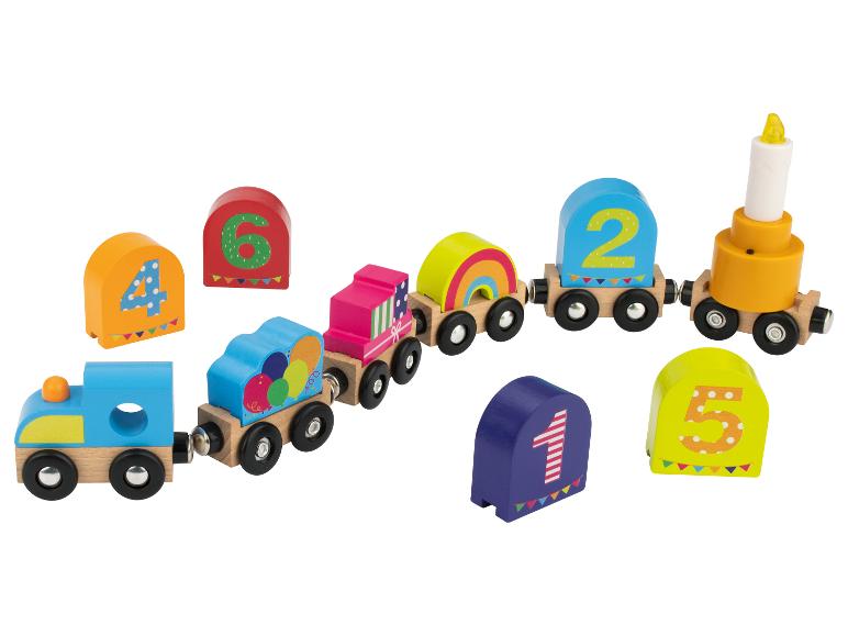 Kleurrijke houten treinset met cijferblokken en een taartvormige wagon.