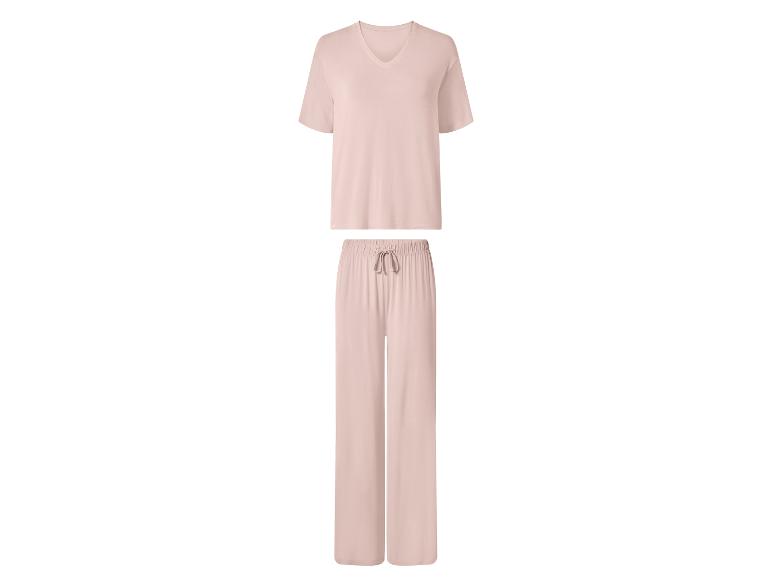 Lichtroze pyjamaset met een V-hals T-shirt en lange broek.