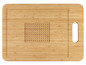 Een houten snijplank met een handvat en een gegraveerd gebied.