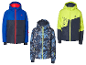 Drie kinderwinterjassen: een blauw-marine, een blauw camouflage en een neongeel-marine.
