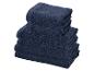 Stapel opgevouwen marineblauwe handdoeken