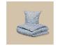 Blauw beddengoed met patroon van witte kersenbloesems.