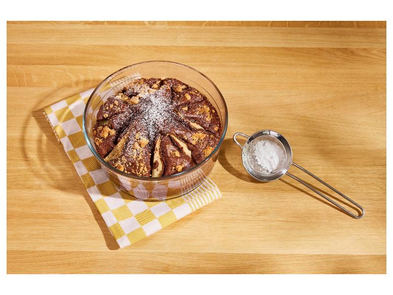 Chocoladetaart met peren in glazen schaal.