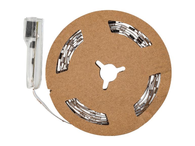 Een opgerolde LED-stripverlichting op een kartonnen spoel met een doorzichtige plastic connector.