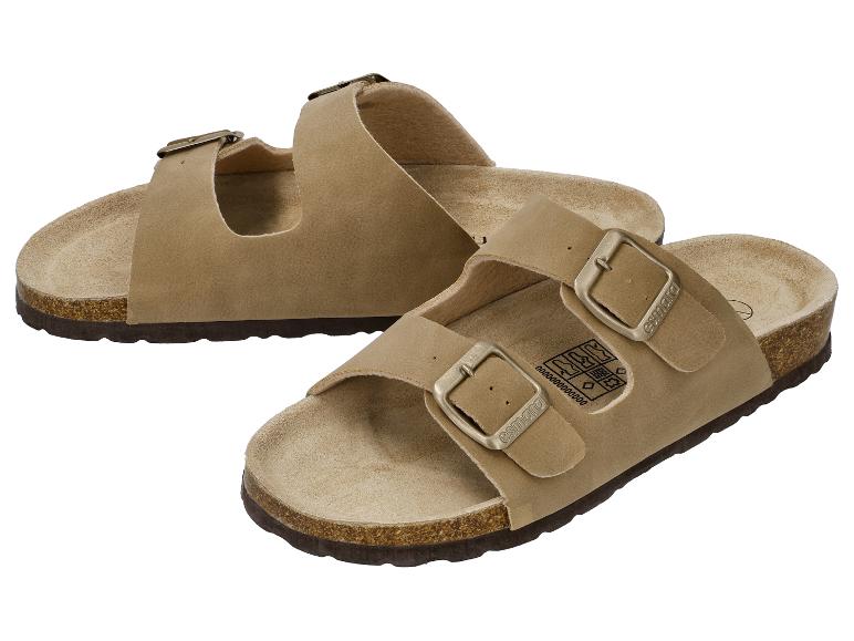 Beige sandalen met twee banden en metalen gespen op een kurken zool.
