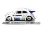Witte modelauto met blauwe details en een achterspoiler, naast een liniaal.