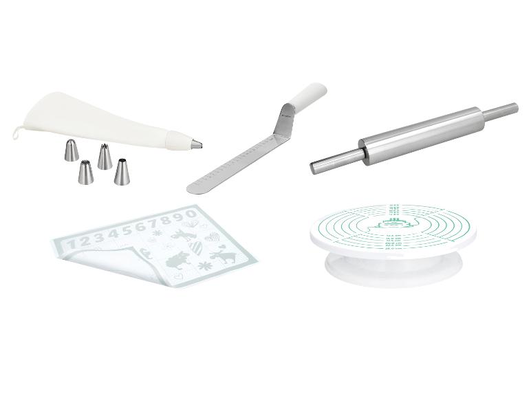 Taartdecoratieset met spuitzak, spuitmondjes, deegroller, spatel en draaiplateau.