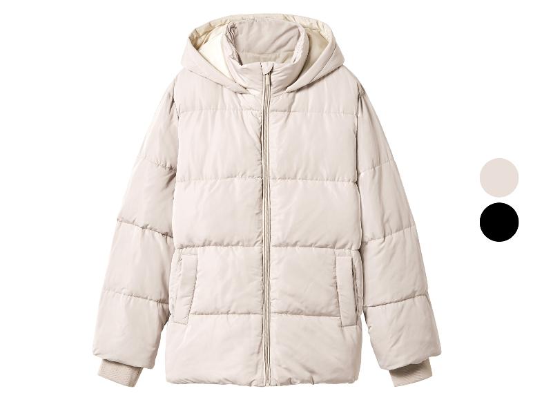 Beige pufferjack met capuchon en rits.