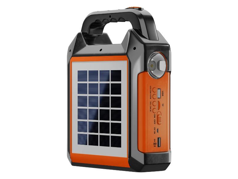 Draagbare oranje en zwarte campinglamp met zonnepaneel, USB-poorten en bedieningselementen.