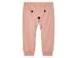 Roze babybroek met een schattig berenmotief.